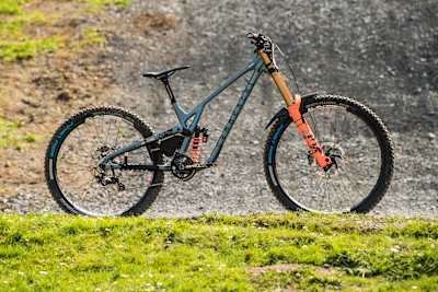 Le vélo VTT descente Commencal de Balanche a pris un départ gagnant à la Coupe du monde UCI 2022 à Lourdes, en France.