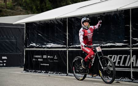 La rideuse autrichienne Valentina Höll se prépare lors de la Coupe du monde UCI de VTT descente 2022 à Lourdes.