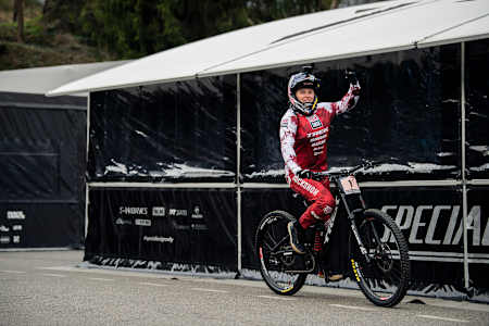 La rideuse autrichienne Valentina Höll se prépare lors de la Coupe du monde UCI de VTT descente 2022 à Lourdes.