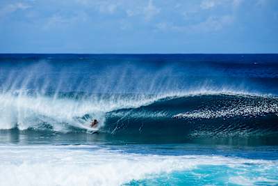 Caitlin Simmers surfe un tube à Pipeline pendant la compétition Lexus Pipe Pro 2024 de la World Surf League.