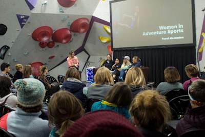 Pip Stewart da una conferencia durante el Women's Climbing Symposium 2018.