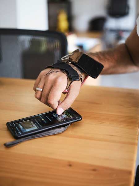 Via App auf einem modifizierten Handy öffnet Wolfi z.B. die Haustür.