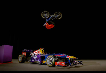 Uno de los momentos más importantes del proyecto fue cuando hice un salto mortal sobre el coche de F1. Llevaba un año pensando en este truco.