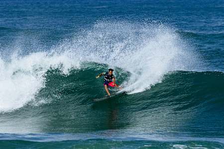 O campeão da WSL, Italo Ferreira, do Brasil, surfa na bateria 1 das quartas de final do VIVO Rio Pro em 28 de junho de 2024 em Saquarema, Rio de Janeiro, Brasil.