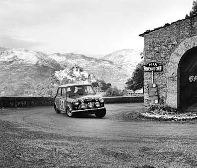 Timo Makinen w Mini Morris Cooper S AJB 44B podczas Rajdu Monte-Carlo