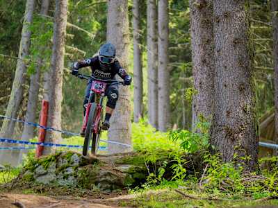 Quand la rideuse Flora Lesoin est devenue pilote privée après avoir passé deux ans au sein d’un team, elle a monté une association avec ses parents pour l’aider à lever des fonds.