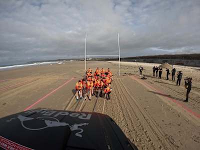 L'équipe de rugby d'Angleterre tire un camion sur une plage dans le cadre du Red Bull Stress Test.