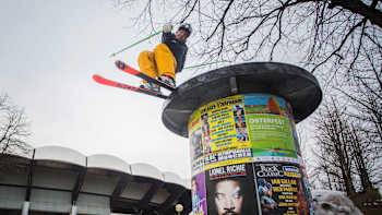 Nico Zacek a l'air d'apprécier Lionel Richie.