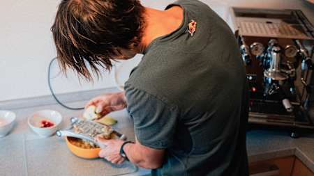 Triathlet Sebastian Kienle bereitet sich in seiner Küche ein Bircher Müsli vor.