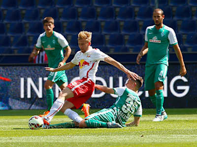 Audi Quattro Cup 2015, Red Bull Salzburg vs SV Werder Bremen. En la imagen, Konrad Laimer (RBS) y Maximilian Eggestein (SV Werder Bremen).