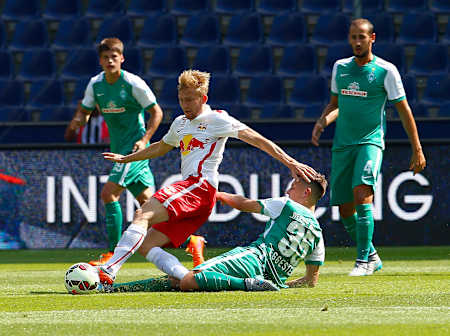 Audi Quattro Cup 2015, Red Bull Salzburg vs SV Werder Bremen. Image shows Konrad Laimer (RBS) and Maximilian Eggestein (SV Werder Bremen). Photo: GEPA pictures/ Felix Roittner