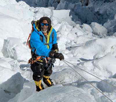 At Camp 2 in 2012, Henderson fell acutely sick and had to descend the mountain.
