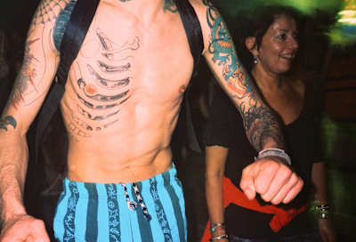 Une photo du DJ, Manu Le Malin lors d'un rave à organisée dans un parc aquatique à Paris, en 1992.