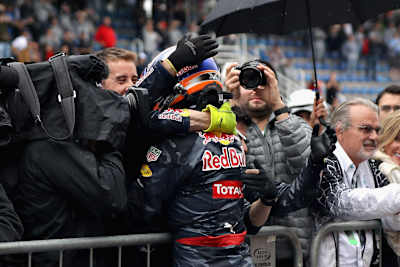 Max Verstappen, 13 Kasım 2016 tarihinde Autodromo Jose Carlos Pace pistinde düzenlenen Formula 1 Brezilya Grand Prix'sinde üçüncü sırada bitirmesinin ardından parc ferme'de sevincini yaşıyor. 