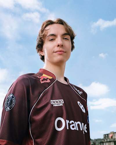 Le joueur esport League of Legends, Caliste, rejoint par Vatira, sur le rooftop des locaux de la Karmine Corp installés à Paris.