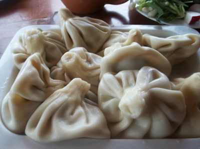 Bolinhos de massa georgianos no prato.