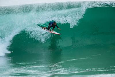 Le surfeur Griffin Colapinto s'attaque à un tube lors du Rip Curl Pro Portugal 2024 MEO.