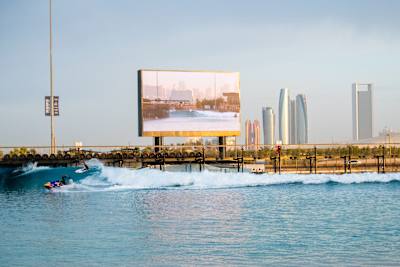 Griffin Colapinto surfe à Abu Dhabi.