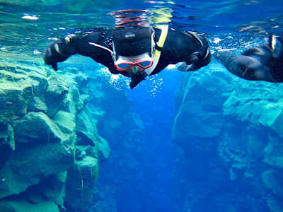 Snorkelling no Þingvellir National Park na Islândia.