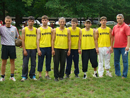 Mihai Rosuș (stânga) și jucătorii pe care îi antrenează la Timișoara