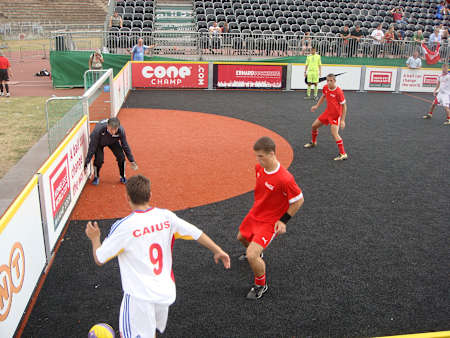 Jucătorii de fotbal de stradă au povești grele de viață