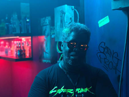 Mike Pondsmith, el creador original de Cyberpunk 2077, en un bar