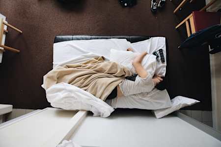 Un hombre duerme en una cama.