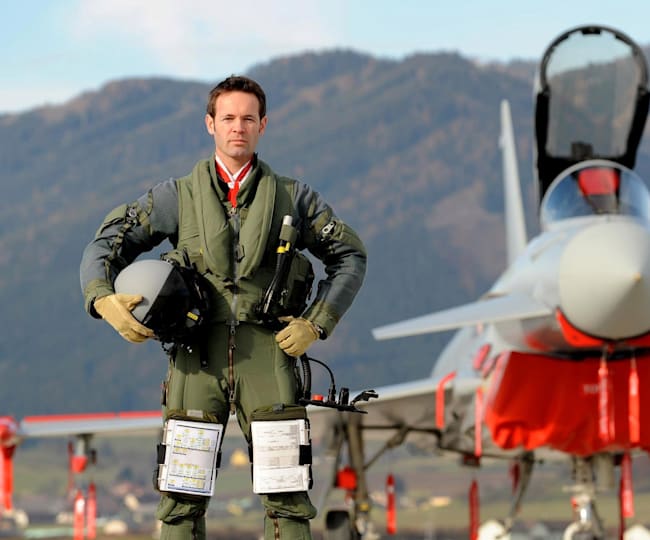 Ein Mann, seine Ausrüstung und sein Flugzeug. Ein Mann, seine Ausrüstung und sein Flugzeug.