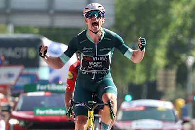 Wout van Aert z drużyny Visma świętuje zwycięstwo w 15. etapie wyścigu La Vuelta 2026 w Kordobie w Hiszpanii.