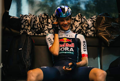 Giulio Pellizzari sul bus alla Volta Catalunya con Red Bull - BORA - hansgrohe nel marzo 2025.