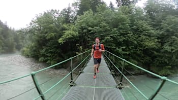 Un hombre corre por un puente sobre el río Sill en Innsbruck, Austria.