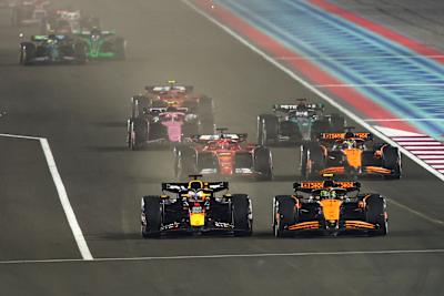 No GP do Catar de F1 de 2024, Max Verstappen, da Red Bull, disputa a posição com Lando Norris, da McLaren, no circuito de Lusail.