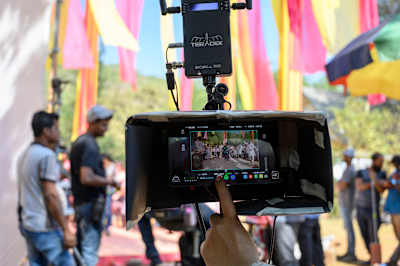 Em filmagens ao ar livre, verifique a iluminação natural