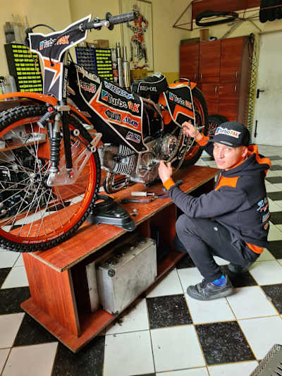 Motocykl żużlowy to skrajnie uproszczona kunstrukcja