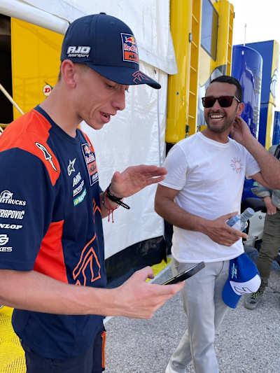 Pedro Acosta con un fan durante la ronda española de la serie MotoGP en Jerez el 29 de abril de 2023.