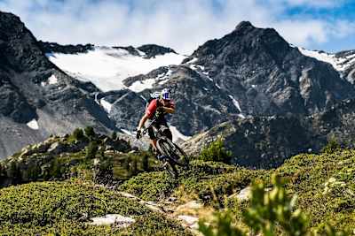 Tom Oehler in volo su uno dei trail di La Thuile, in Val d'Aosta.