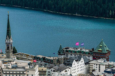 Les hôtels avec vue sur lac de la station de Saint-Moritz en Suisse.