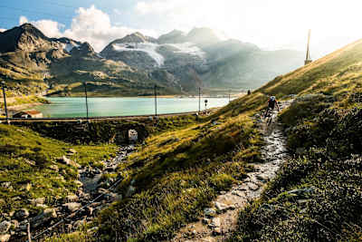 Descente en Mountain Bike au col de la Bernina à Saint-Moritz en Suisse.