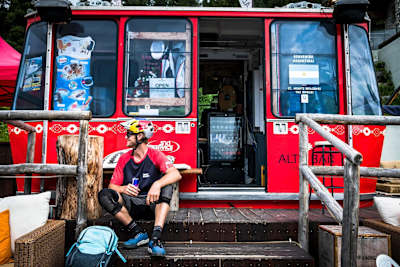 Les riders de VTT de St-Moritz peuvent profiter des sentiers, et terminer la soirée à l’Alto Bar.