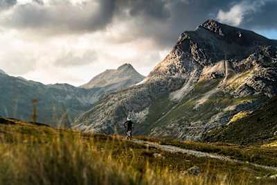 Un pilote de VTT sur une piste du circuit de l'arrière-pays de la station de Saint-Moritz en Suisse.