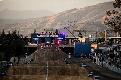Ronnie Mac en duel face à Ryan Morias en Lites du Red Bull Straight Rhythm 2017 en Californie.