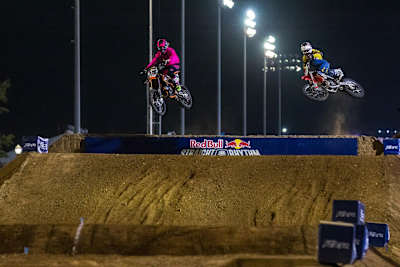 Gared Steinke profite de la chute de Ronnie Mac, pour remporter la Red Bull Straight Rhythm 2017.