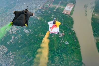 Frédéric Fugen, Vincent Cotte and Aurélien Chatard fly over the Taj Mahal