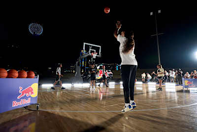 Arike Ogunbowale shoots the lights on