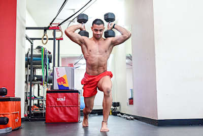 Mann Sharma se entrena en el gimnasio antes de su intento de maratón de salto de burpee en Delhi, India.