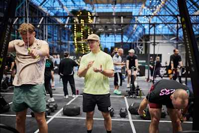 Victor Hoffer entrenando a la comunidad de fitness funcional en las Finales del World Fitness Project