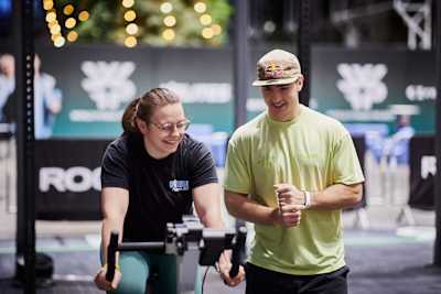 Victor Hoffer entrenando a la comunidad del fitness funcional en las finales del World Fitness Project