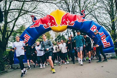 Participantes en la Wings for Life World App Run en Helsinki, Finlandia, el 4 de mayo de 2025.   