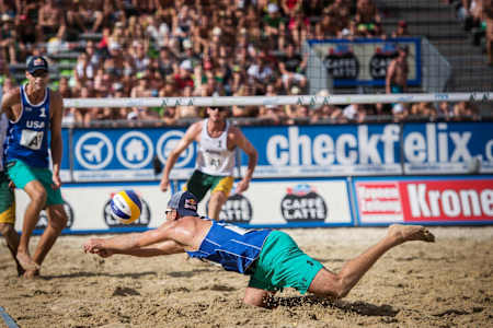 Sean Rosenthal stretches out for a dig