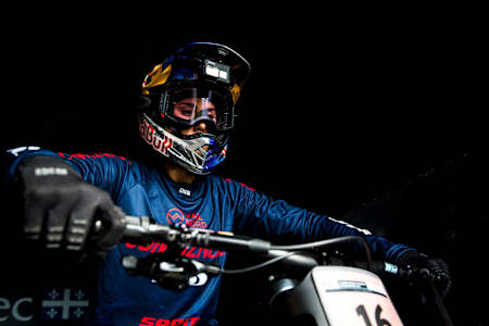 Myriam Nicole se prépare avant un run de VTT descente.